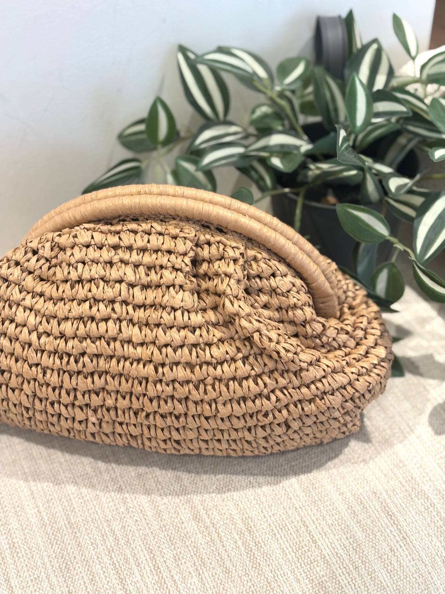 CLUTCH RAFIA CAMEL