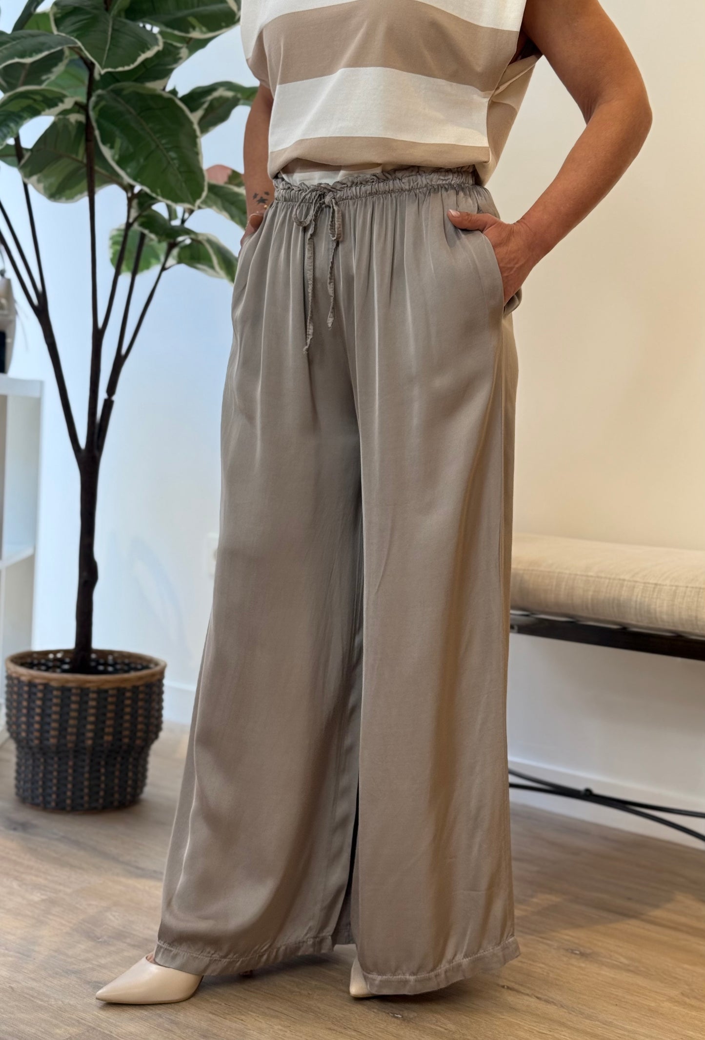 PANTALÓN SATINADO TOPO