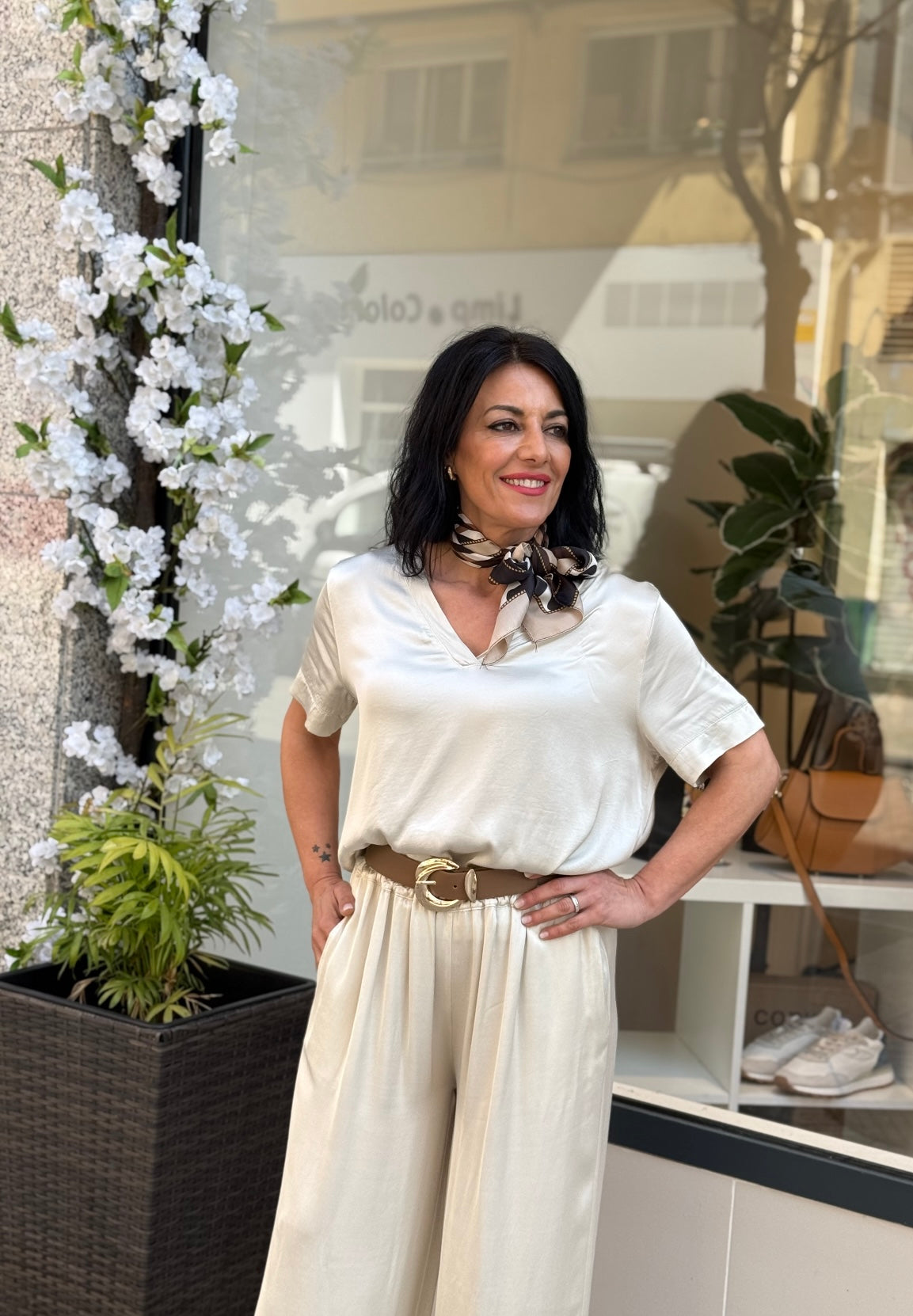 CAMISETA SATINADA PICO BEIGE