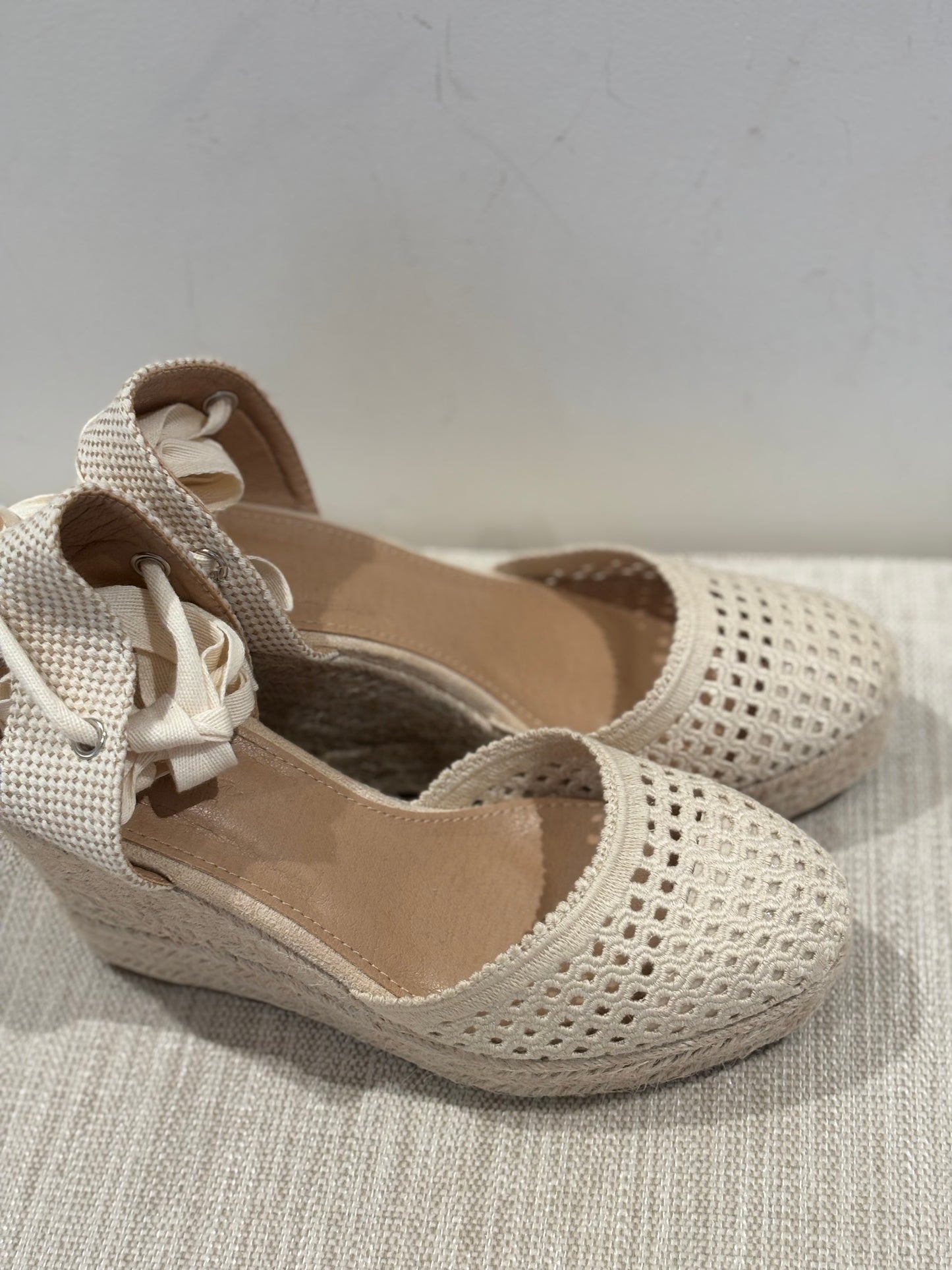 CUÑA TROQUELADA BEIGE