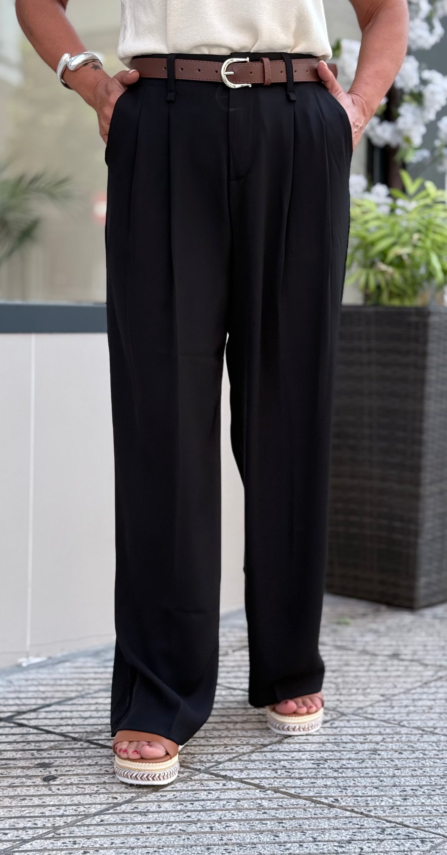 PANTALÓN PINZAS CINTURÓN NEGRO