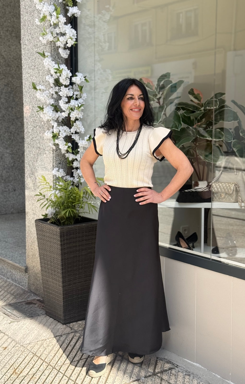 FALDA SATINADA NEGRA