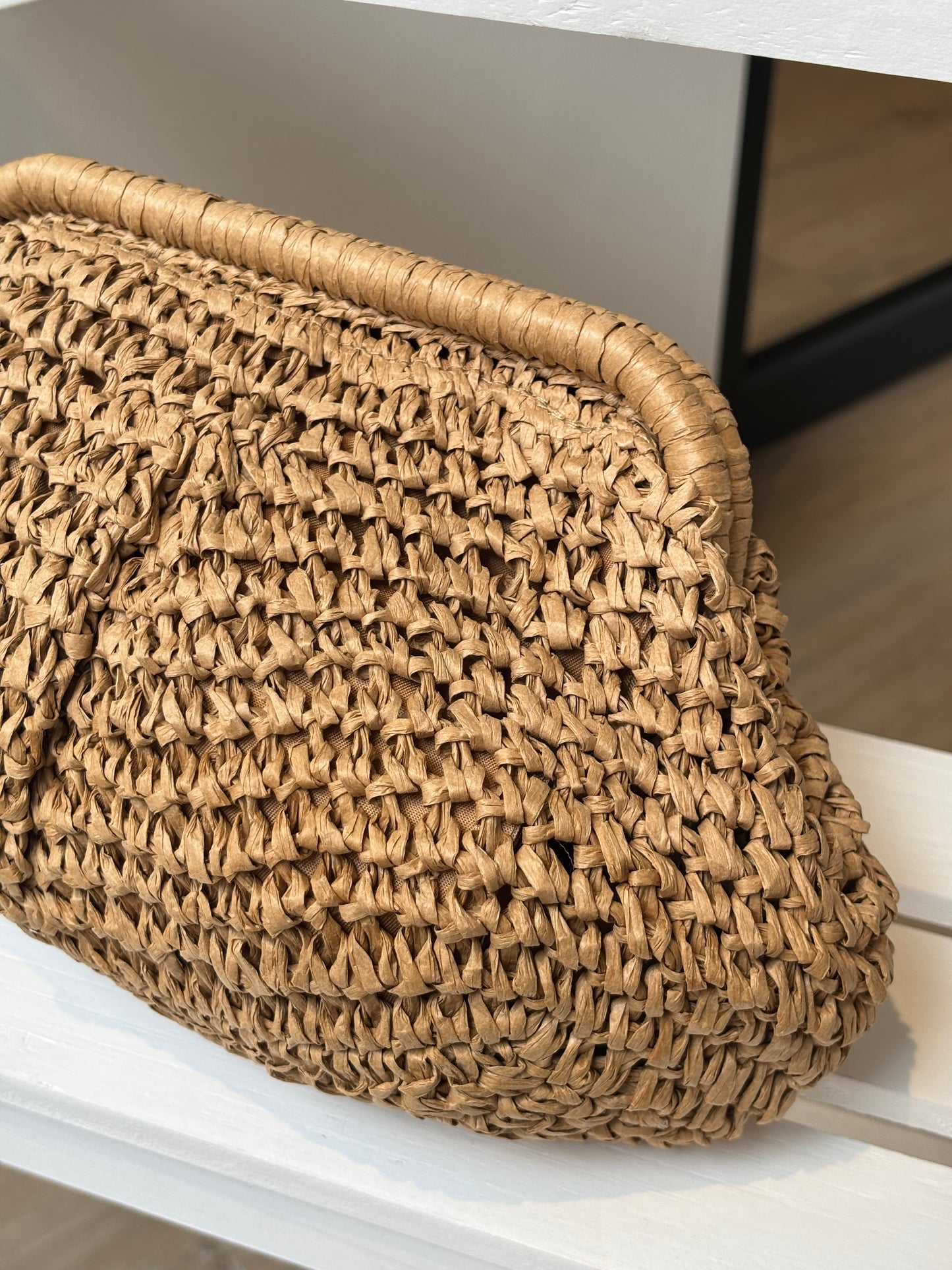 CLUTCH RAFIA CAMEL