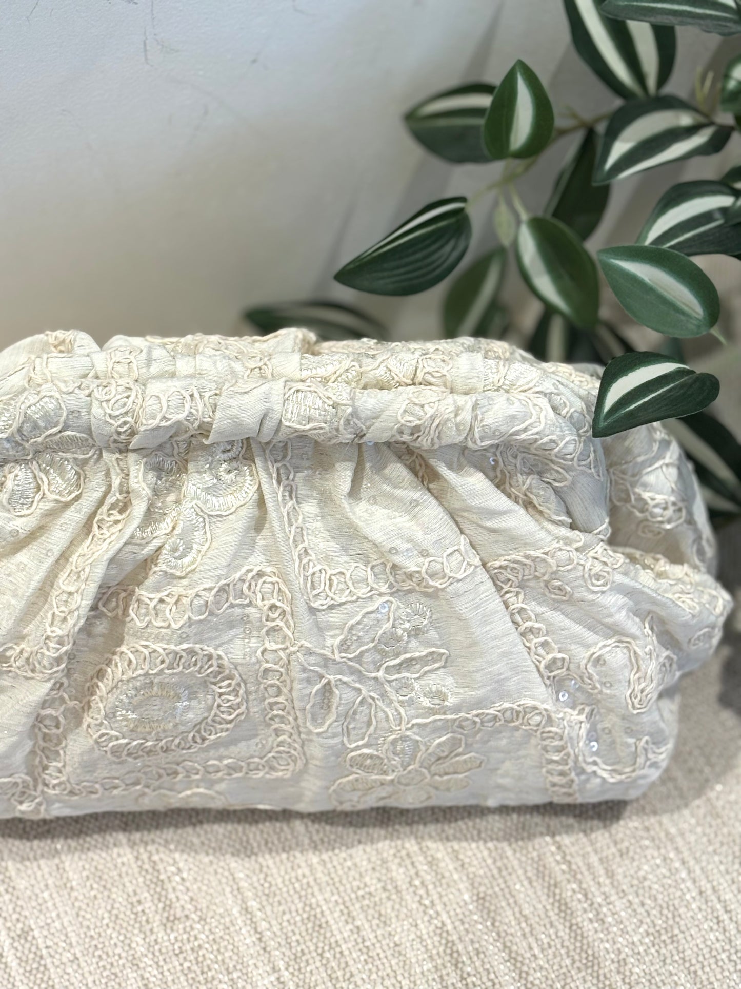 CLUTCH BORDADO BEIGE