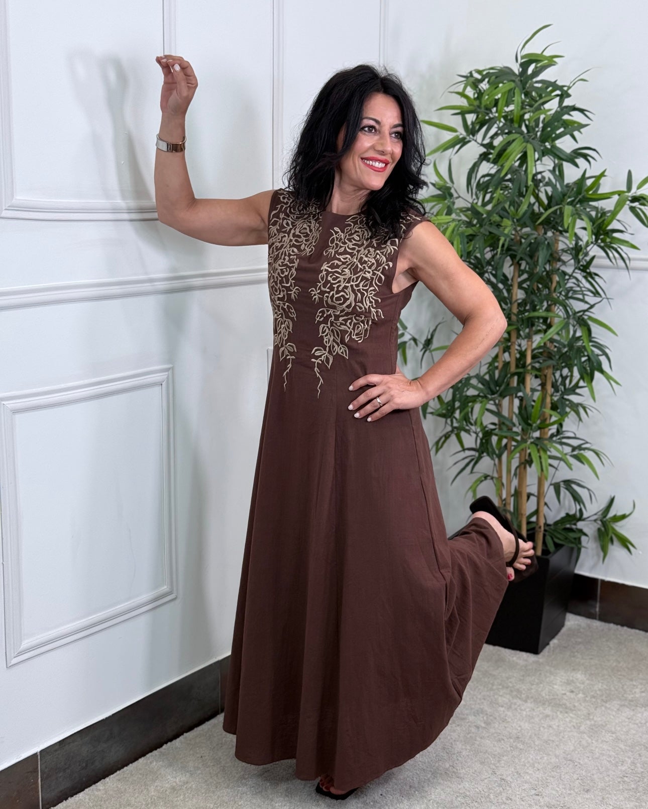 VESTIDO MEDUSA BORDADO CHOCOLATE