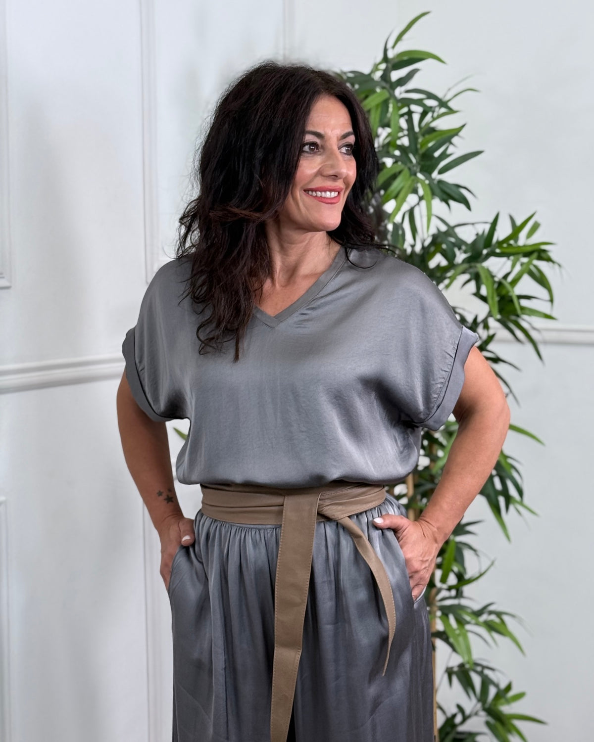 CAMISETA ATELIER SATINADA GRIS
