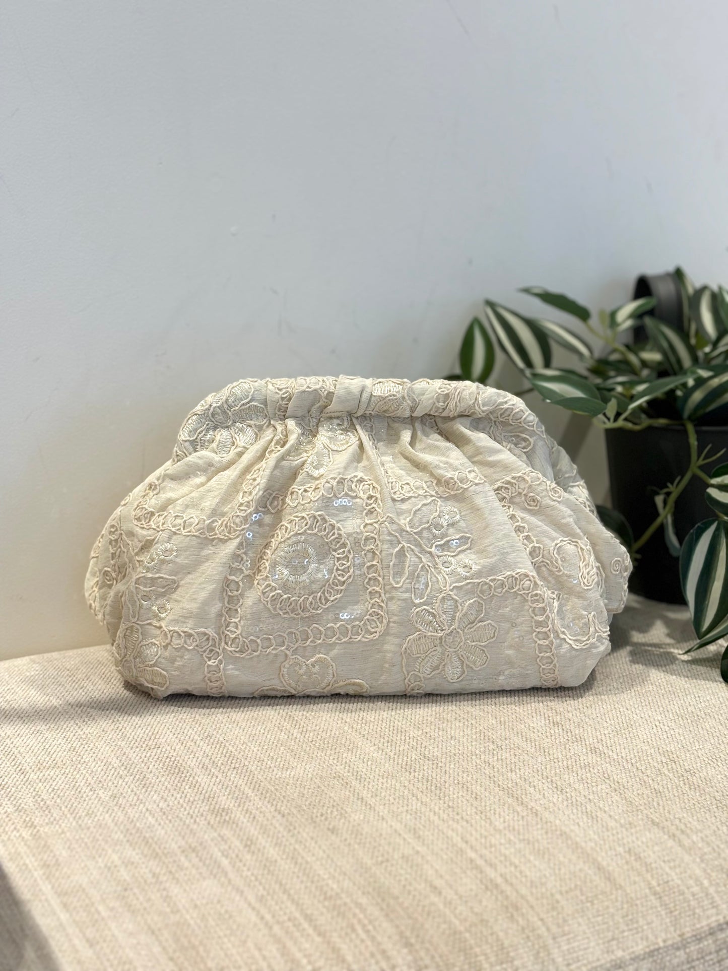 CLUTCH BORDADO BEIGE
