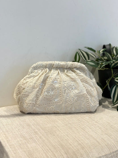 CLUTCH BORDADO BEIGE
