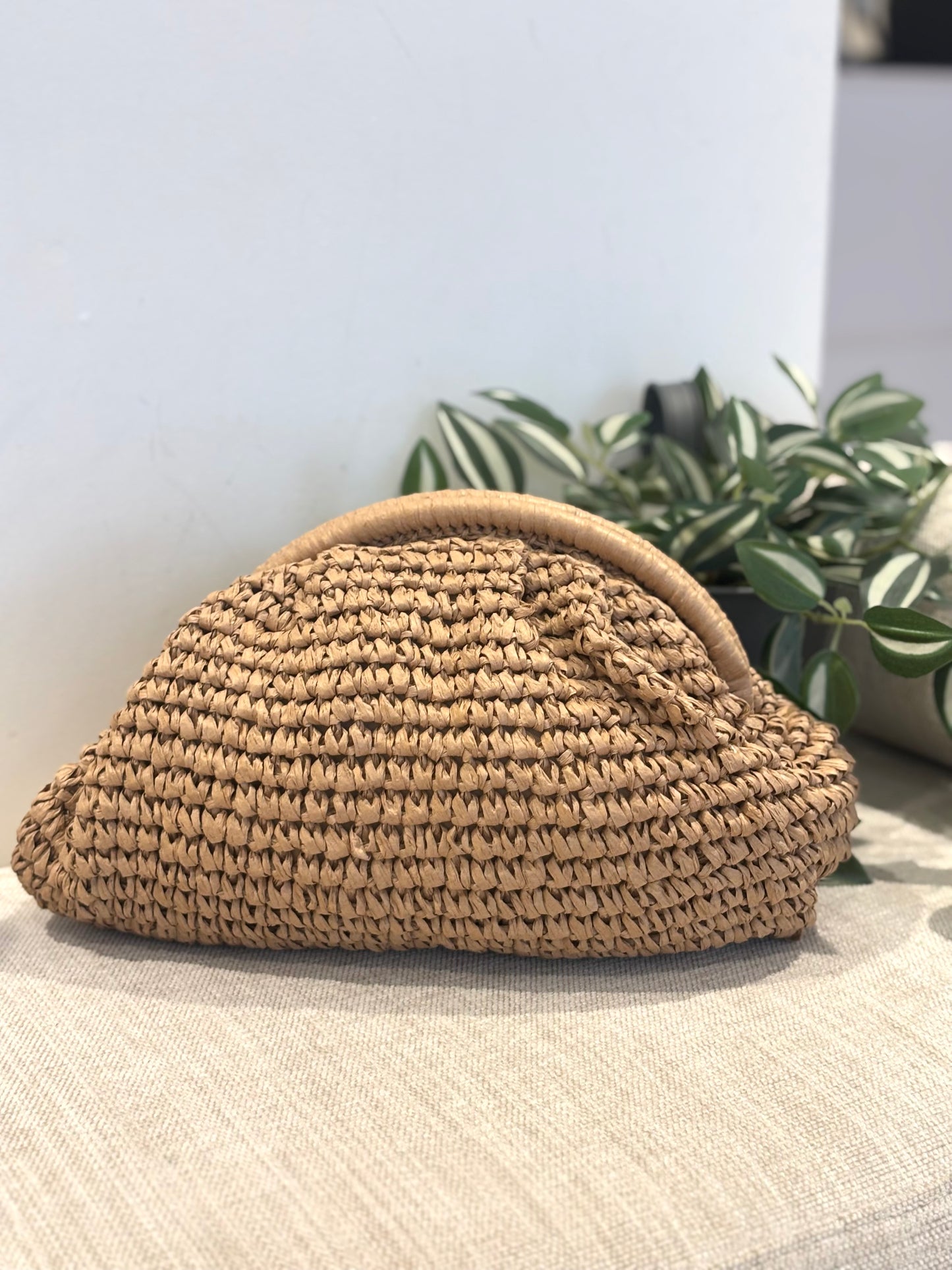 CLUTCH RAFIA CAMEL