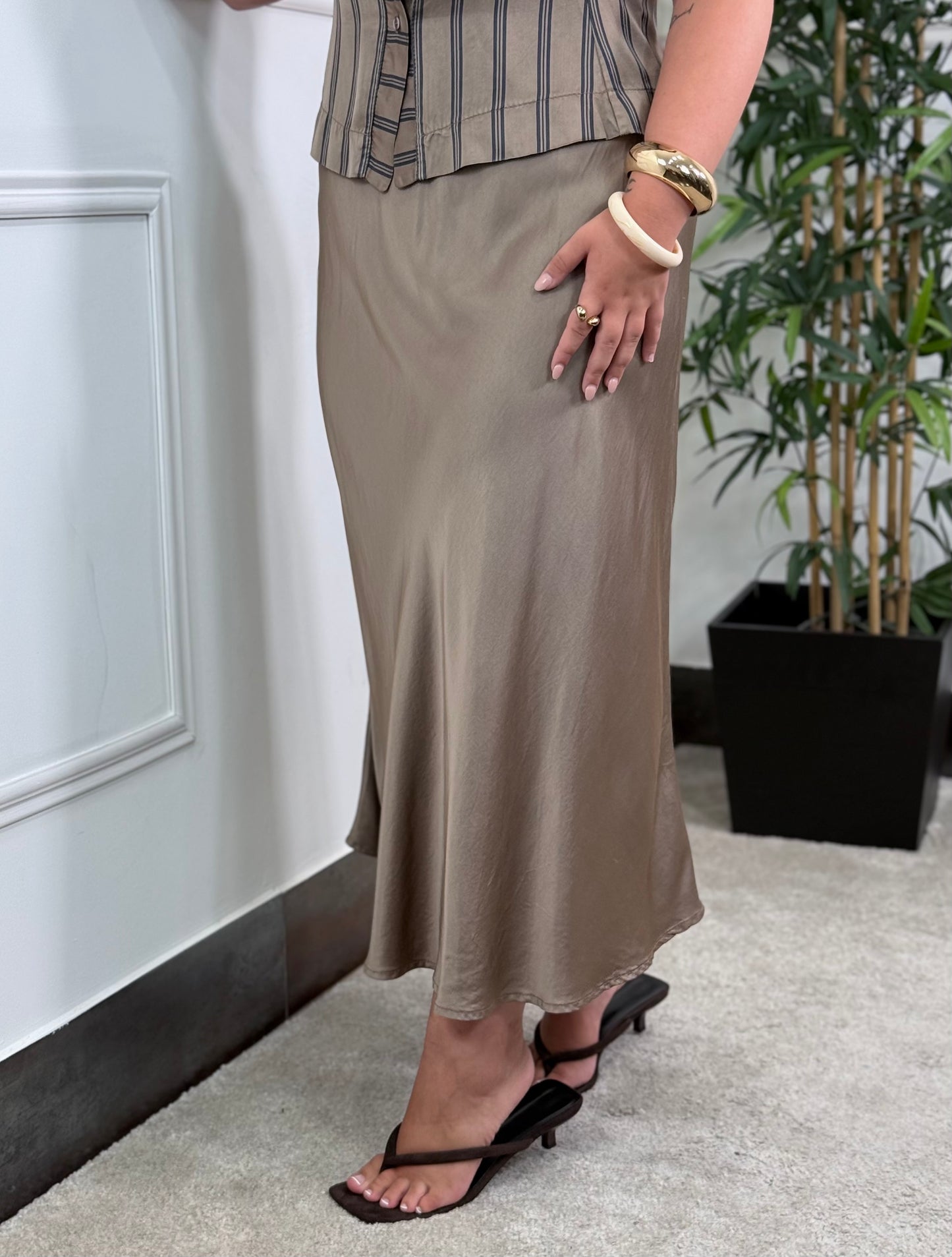 FALDA SATINADA CAMEL
