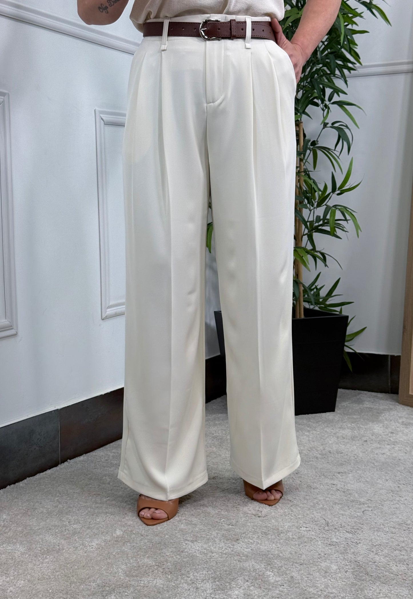 PANTALÓN PINZAS CINTURÓN CREAM